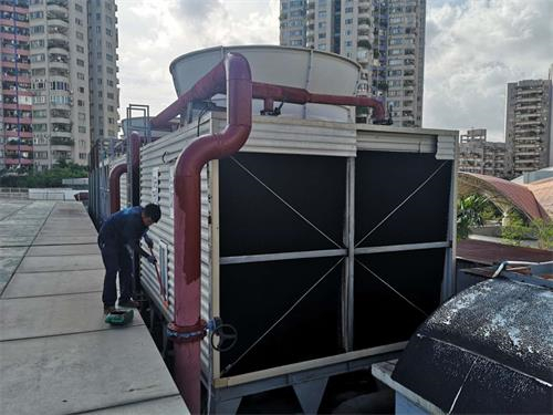 冷卻塔連接溢出水現象原因(冷卻塔冒水蒸汽是什么原因)